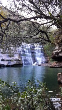 cachoeira no parque municipal lago azul em jaguariaiva, paran&aacute; 
