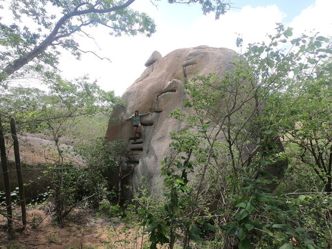 mulher na pedra da escada em bara&uacute;na, para&iacute;ba