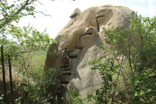 mulher na pedra da escada em bara&uacute;na, para&iacute;ba