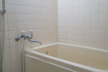 カビで汚れたレトロなお風呂 