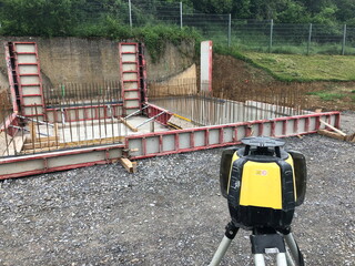 Nivelliergerät auf einer Baustelle 