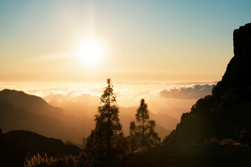 Mujer viendo el atardecer en el Roque Nublo (Gran Canaria)