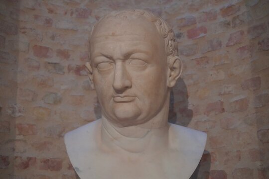 Kolossalbildnis von Vespasian im Neuen Museum in Berlin am 22.11.2024