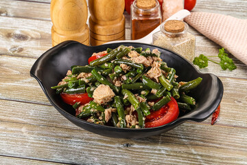 Salad with canned tuna and beans