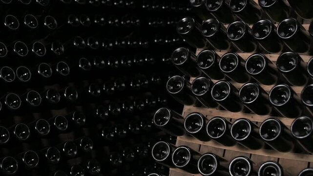 Botellas de uvas tintas estibadas