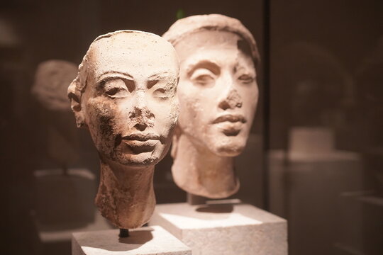 Portr&auml;tk&ouml;pfe von Nofretete und Echnaton im Neuen Museum in Berlin am 22.11.2024
