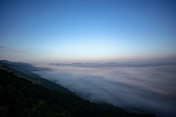 The sun rises in the valley with a sea of ​​fog in the foreground.