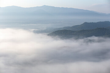 Naklejka premium The weather is hot and humid, with a lot of water vapor creating a sea of mist in the foreground in the valley