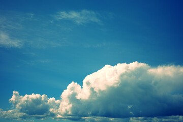 Gros nuages blancs .