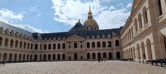Naklejka premium Das Hôtel des Invalides – Eine goldene Kuppel für die Ewigkeit