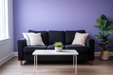 紫の壁と黒いソファが映えるモダンなリビングルーム | Modern Living Room with Black Sofa and Purple Wall