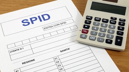 Documento Presentazione SPID Italiano Mano dell'uomo indica gli argomenti del sistema pubblico di identit&agrave; digitale Con calcolatrice sulla scrivania.