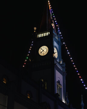 Parte de la catedral Virgen de Las Nieves, vista de noche, en fechas festivas, en al ciudad de Yurimaguas, Loreto - Per&uacute;.