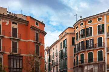 Fototapeta premium Colorful buildings line the streets of Palma de Mallorca, capturing the essence of traditional architecture. The charming facades feature balconies and ornate details .