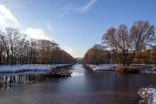 The first day of winter in the Warsaw park in Czerniak&oacute;w, the first snow, Ujazdowski Castle in the distance