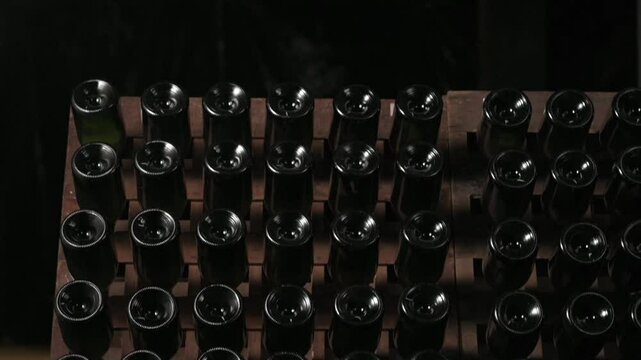 Botellas de vino tinto estibadas en cava 