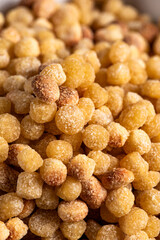 Fregula, primo piano della tradizionale pasta della cucina sarda, cibo italiano 