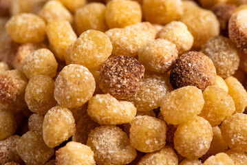 Fregula, primo piano della tradizionale pasta della cucina sarda, cibo italiano 
