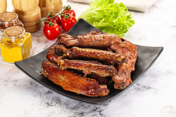 Roasted duck wings with sauce