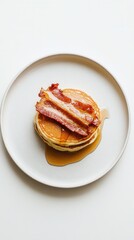 白い背景にベーコンを添えたおいしいパンケーキの朝食 - 朝食やブランチのアイデアに最適です