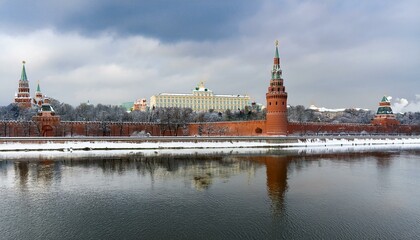 Naklejka premium 눈 덮인 모스크바의 크렘린 성벽