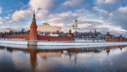 Obraz premium 눈 덮인 모스크바의 크렘린 성벽