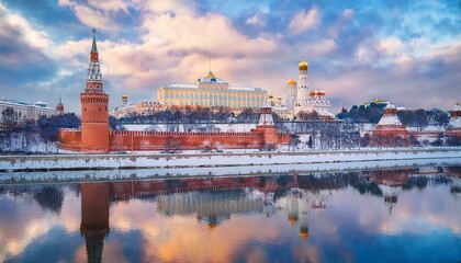 Obraz premium 눈 덮인 모스크바의 크렘린 성벽