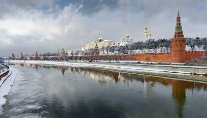 Obraz premium 눈 덮인 모스크바의 크렘린 성벽