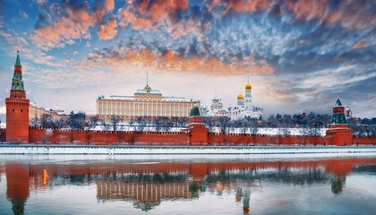 Obraz premium 눈 덮인 모스크바의 크렘린 성벽