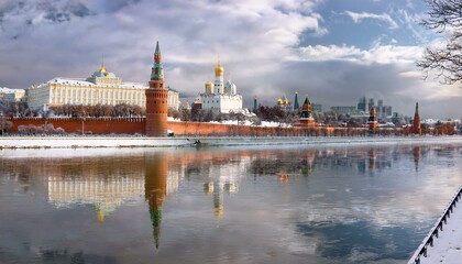 Obraz premium 눈 덮인 모스크바의 크렘린 성벽