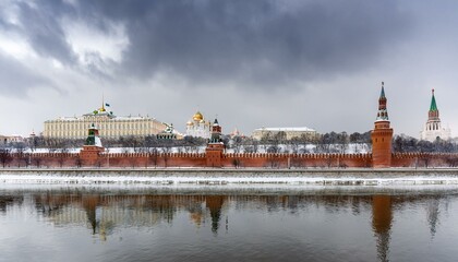 Obraz premium 눈 덮인 모스크바의 크렘린 성벽