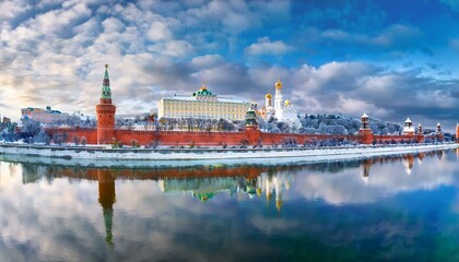 Obraz premium 눈 덮인 모스크바의 크렘린 성벽