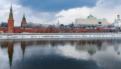 Naklejka premium 눈 덮인 모스크바의 크렘린 성벽