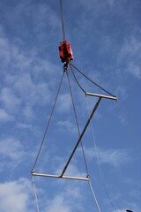 Ladung wird mit einem Kran durch die Luft transportiert