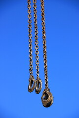 Lasthaken vor einem blauen Himmel