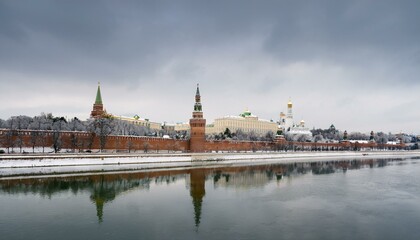 Obraz premium 눈 덮인 모스크바의 크렘린 성벽