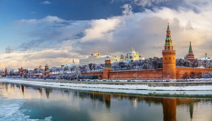 Obraz premium 눈 덮인 모스크바의 크렘린 성벽