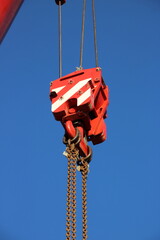 Lasthaken von einem mobilen Kran vor einem blauen Himmel