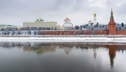 Obraz premium 눈 덮인 모스크바의 크렘린 성벽 