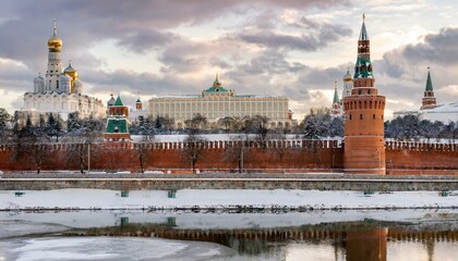 Fototapeta premium 눈 덮인 모스크바의 크렘린 성벽 