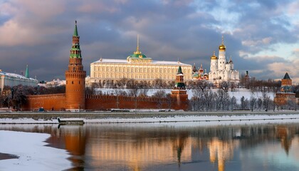 Obraz premium 눈 덮인 모스크바의 크렘린 성벽 