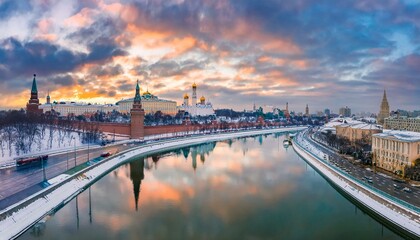 Obraz premium 눈 덮인 모스크바의 크렘린 성벽 