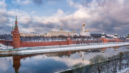 Obraz premium 눈 덮인 모스크바의 크렘린 성벽 
