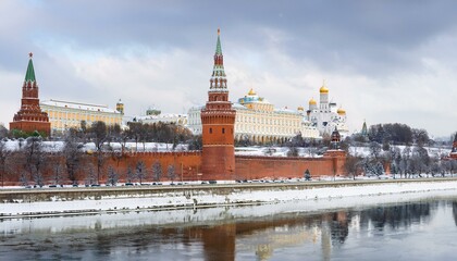 Obraz premium 눈 덮인 모스크바의 크렘린 성벽 