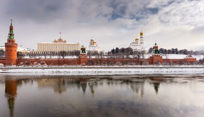 Obraz premium 눈 덮인 모스크바의 크렘린 성벽 