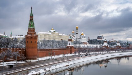Obraz premium 눈 덮인 모스크바의 크렘린 성벽 