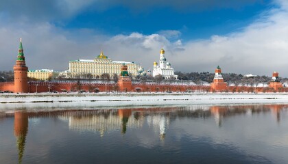 Obraz premium 눈 덮인 모스크바의 크렘린 성벽 