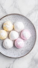 デザートのインスピレーションとなる、きれいな白い背景にカラフルな餅を空から撮影した画像