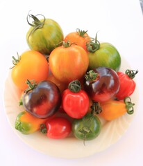 Teller mit verschiedenen Tomaten