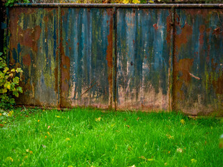 Alter Lack bl&auml;ttert von einem verrostetem Metall Tor ab
